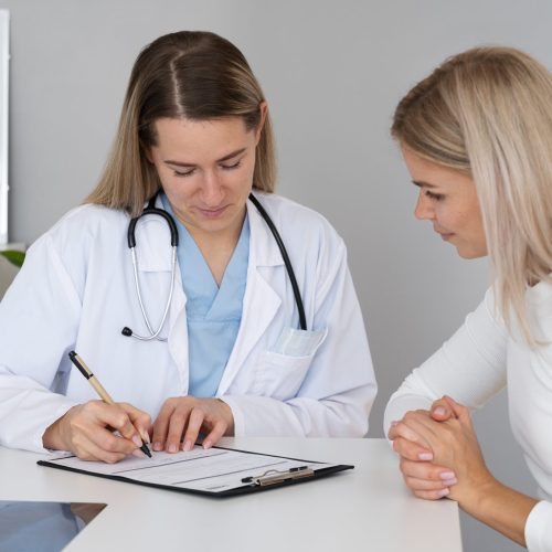 medium-shot-doctor-talking-patient-min